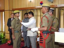 Shri R. Wahlang receiving Presidents Medal for Gallantry Republic Day 2016 from Hon'ble CM of Meghalaya
