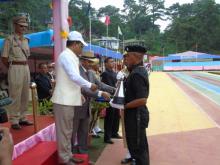 Awarding candidate With certificate and Medal